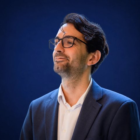 Portrait de Mikaël Andraos, stratège créatif en SEO/GEO, contenu et UX